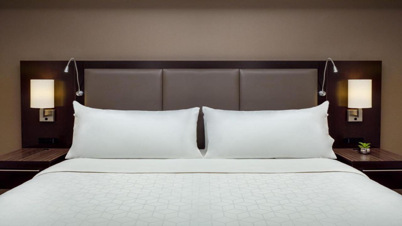 Holiday Inn And Suites Phoenix Airport North By Ihg Bagian luar foto