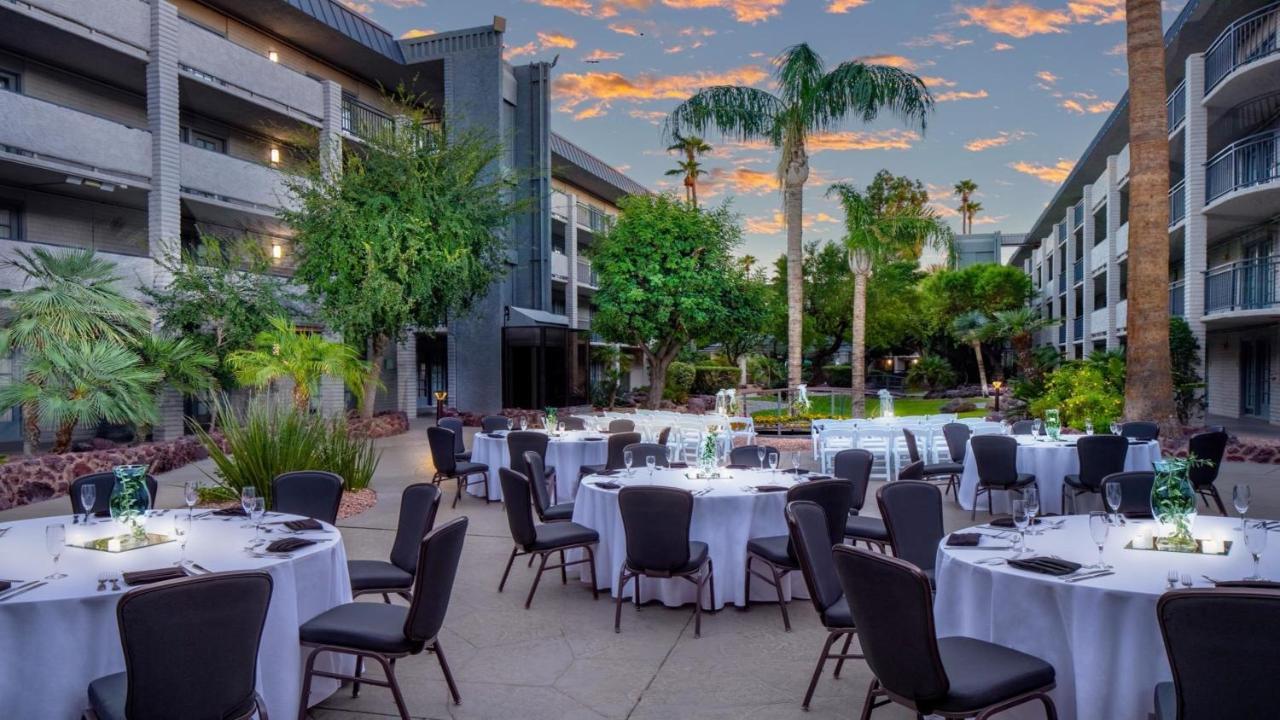 Holiday Inn And Suites Phoenix Airport North By Ihg Bagian luar foto