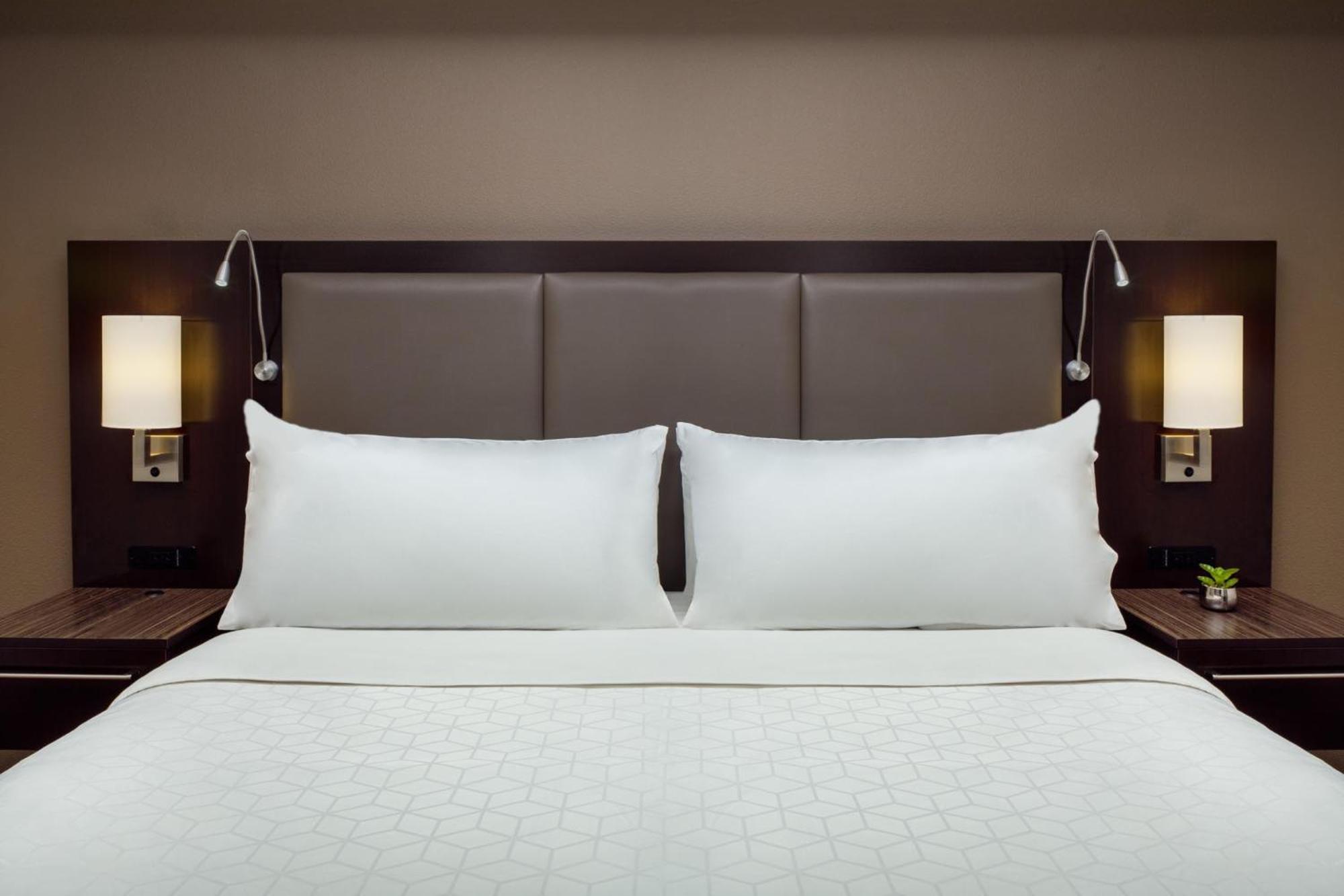 Holiday Inn And Suites Phoenix Airport North By Ihg Bagian luar foto