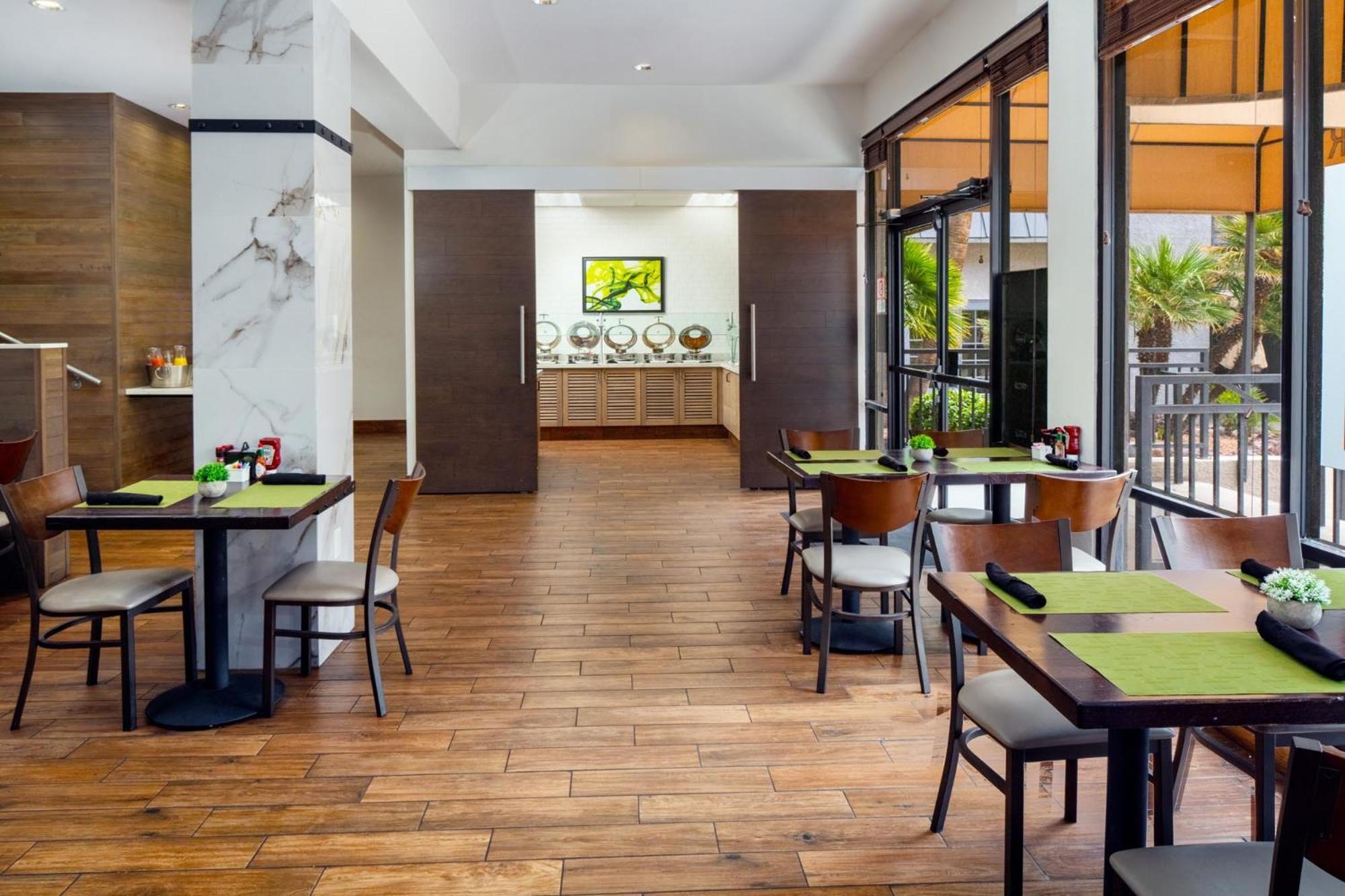 Holiday Inn And Suites Phoenix Airport North By Ihg Bagian luar foto